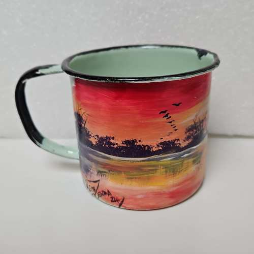 Tasse Kango – Soleil se reflétant sur un lac, vol d’oiseaux au-dessus, pot africain traditionnel au fond
