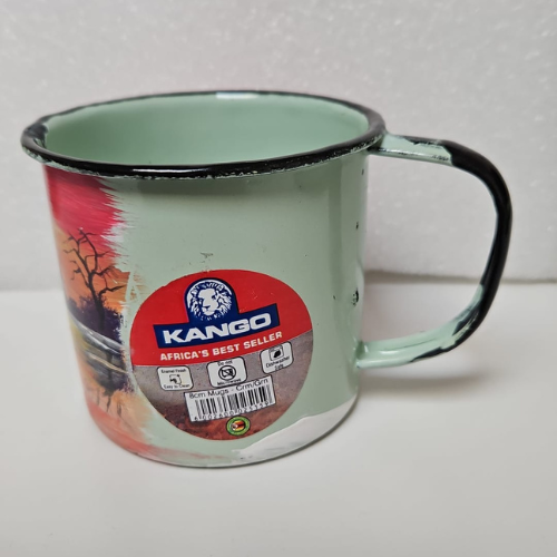 Tasse Kango – Soleil se reflétant sur un lac, vol d’oiseaux au-dessus, pot africain traditionnel au fond