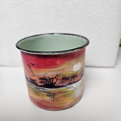 Tasse Kango – Soleil se reflétant sur un lac, vol d’oiseaux au-dessus, pot africain traditionnel au fond