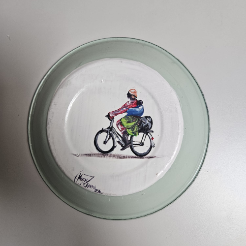 Assiette Kango – Un pintade casquée à l’avant, et à l’arrière une personne avec un enfant à vélo