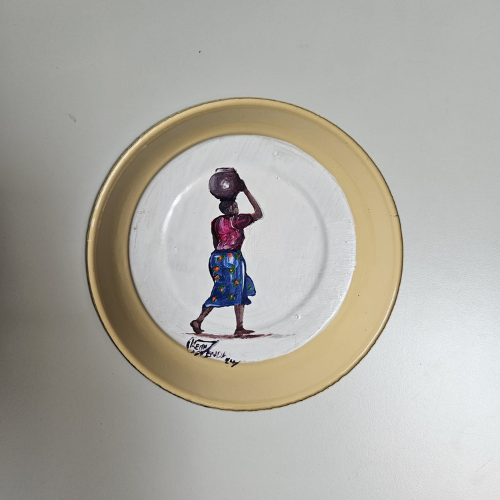 Assiette Kango – Pot traditionnel africain à l’avant, femme portant un pot sur la tête à l’arrière