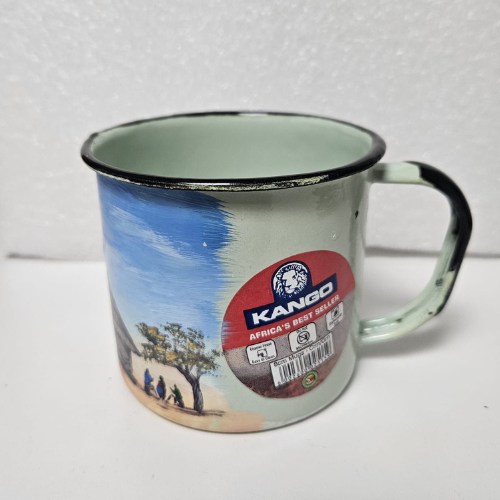 Tasse Kango – Scène de village à l’avant, pintade casquée en dessous