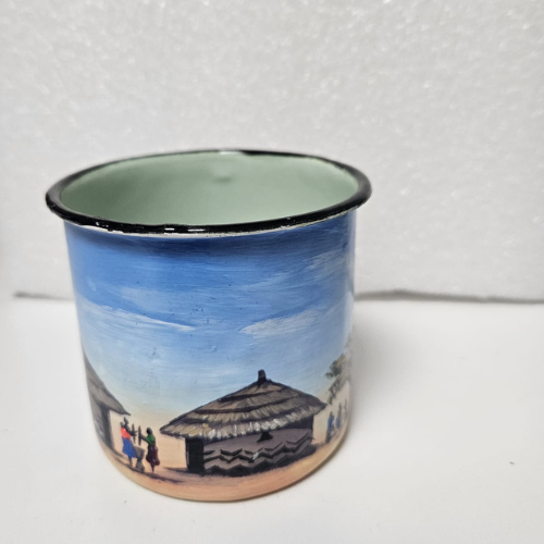 Tasse Kango – Scène de village à l’avant, pintade casquée en dessous