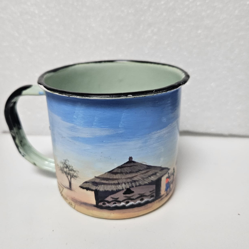 Tasse Kango – Scène de village à l’avant, pintade casquée en dessous