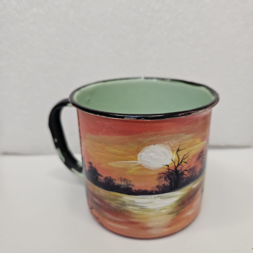 Tasse Kango avec un coucher de soleil sur un lac et une pintade huppée au fond