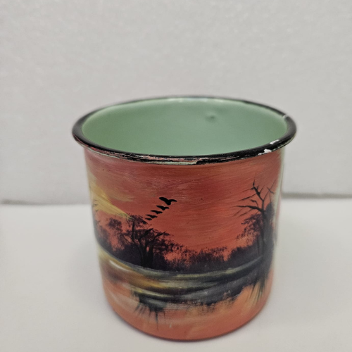 Tasse Kango avec un coucher de soleil sur un lac et une pintade huppée au fond