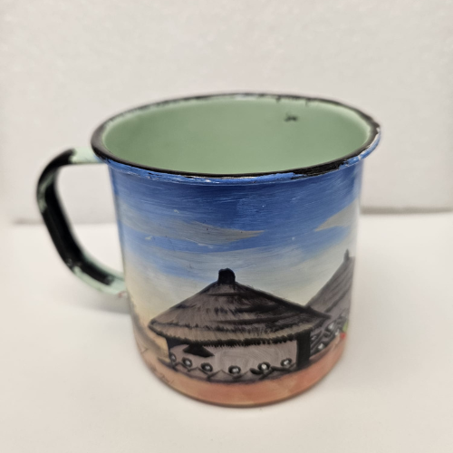 Tasse Kango avec deux femmes préparant du Sadza dans un village et une pintade huppée au fond