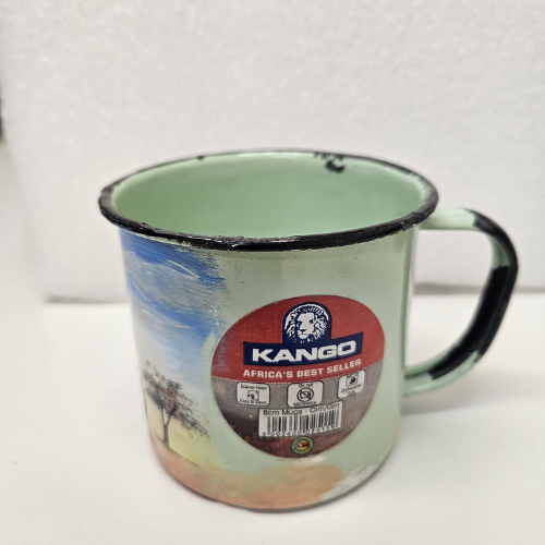 Tasse Kango avec deux femmes préparant du Sadza dans un village et une pintade huppée au fond