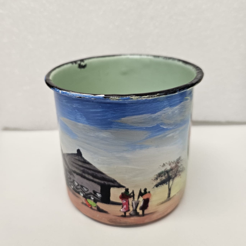 Tasse Kango avec deux femmes préparant du Sadza dans un village et une pintade huppée au fond