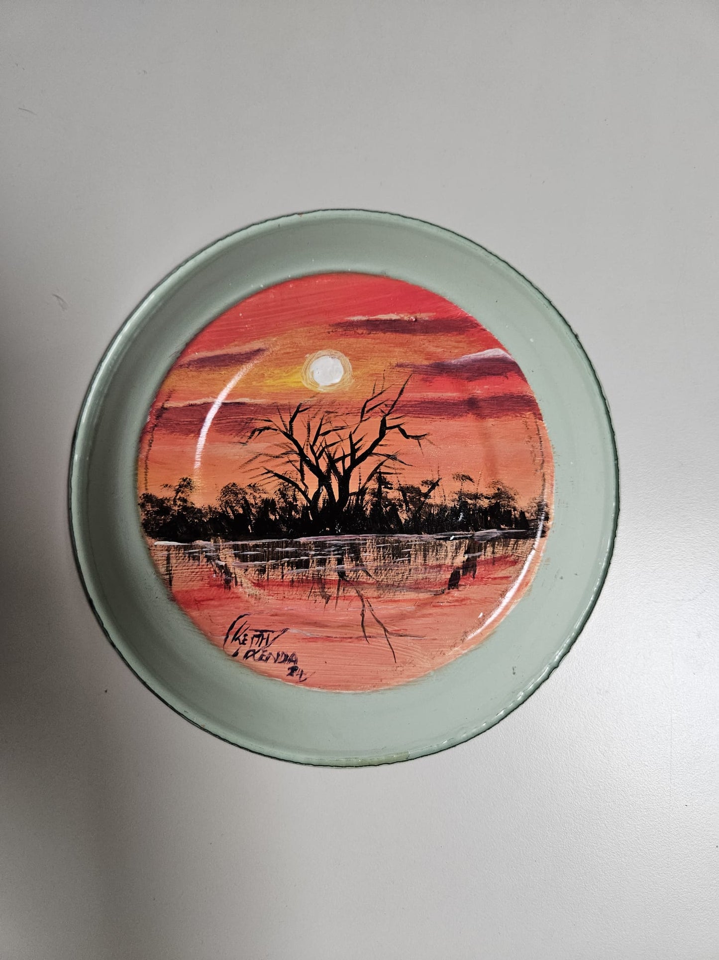 French: Assiette Kango – Pintade casquée à l’avant, Coucher de soleil africain à l’arrière